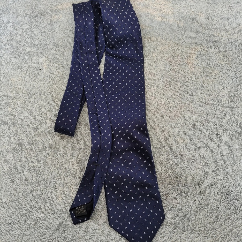 DKNY Mens Silk‎ Tie Navy Blue Geometric Diamond Pattern Made in USA WPL 2831